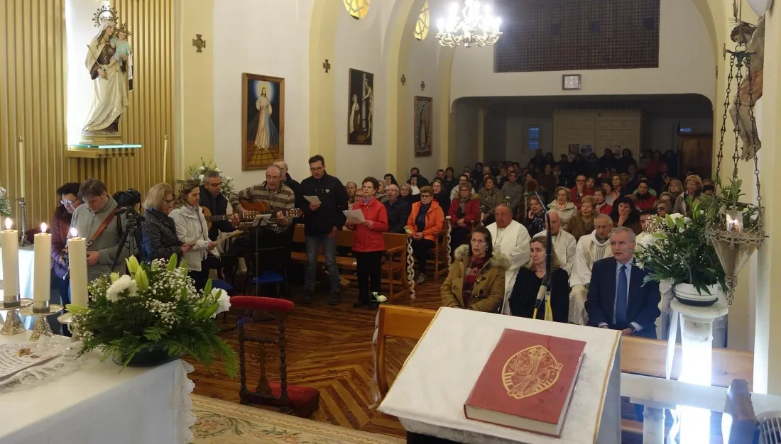 Fieles asistentes a la ceremonia. /DOS