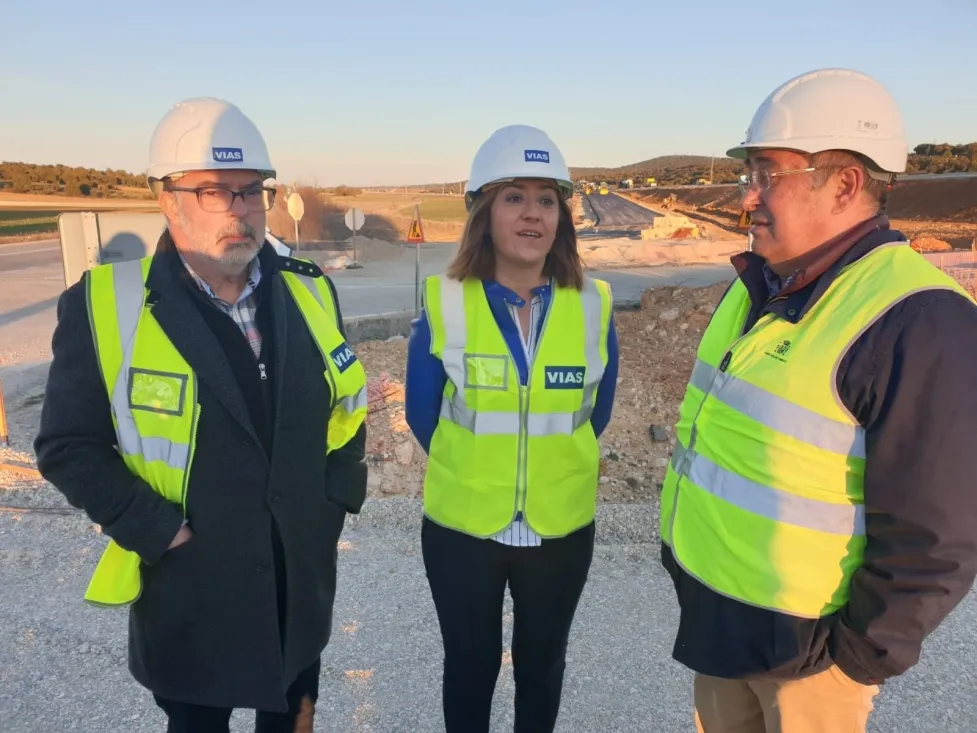 La delegada del Gobierno visita las obras de la A-11