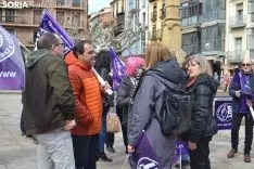 UGT y CCOO se concentran por la igualdad efectiva. 