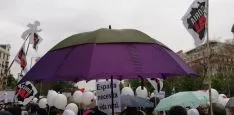 Un paraguas abierto bajo la lluvia durante la manifestación. /AS