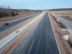 La delegada del Gobierno visita las obras de la A-11