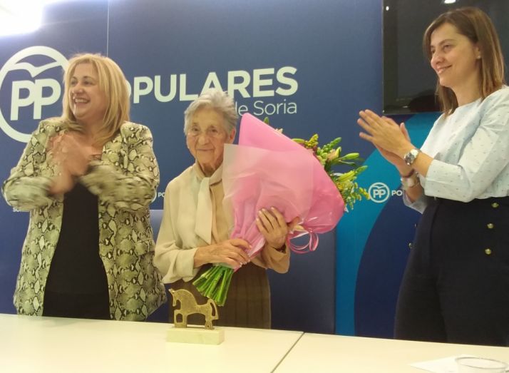 Carmen de la Mata (centro) recibe un ramo de flores y un sentido aplauso.