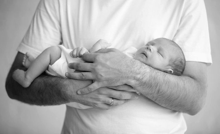 El Gobierno amplía a 16 semanas los permisos por nacimiento y cuidado del menor