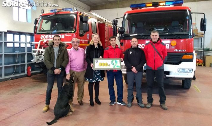 Entrega del cheque en el parque de bomberos adnamantino. /SN