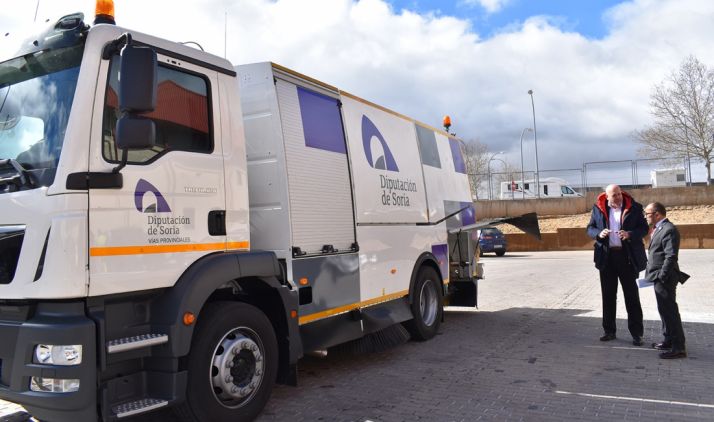 Luis Rey (dcha.) y Ángel Herrero con el nuevo vehículo. /Dip.