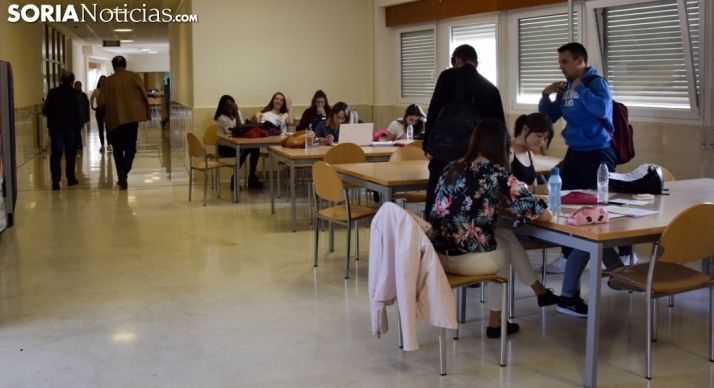 Universitarios en las dependencias del Campus. /SN