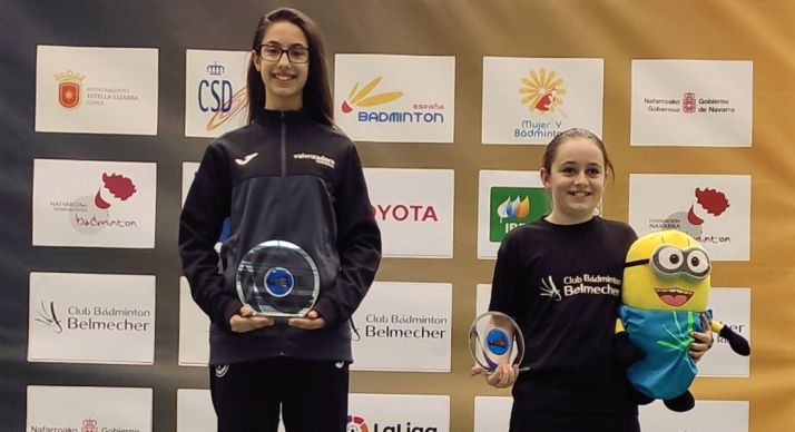 Carmen, a la izquierda, en el podio de Estella. /CVB