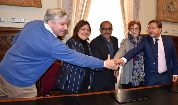 Herrero (izda.), Aguilera, Rey, Rodrigálvarez y Martínez tras la rúbrica de los acuerdos. /Dip