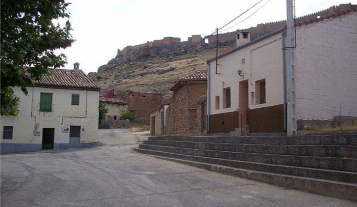 Una de las calles de Gormaz, con la fortaleza al fondo. 
