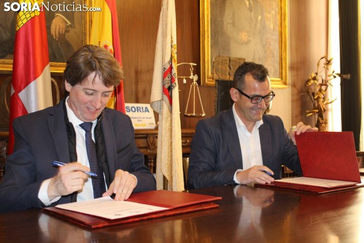 Firma del convenio entre el Ayuntamiento de Soria y el CSB. 