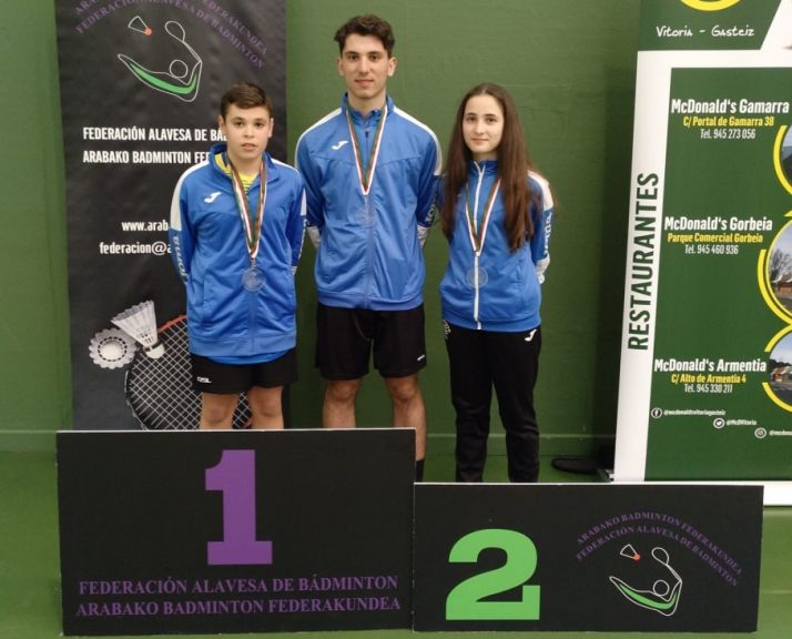 Javier, Jorge y Ana, en el podio vasco. Club Bádminton Soria-CS24