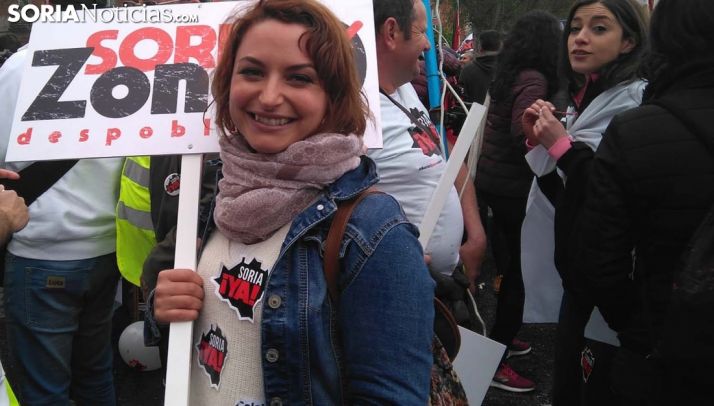 Mara Row, con su cartel este domingo. /SN