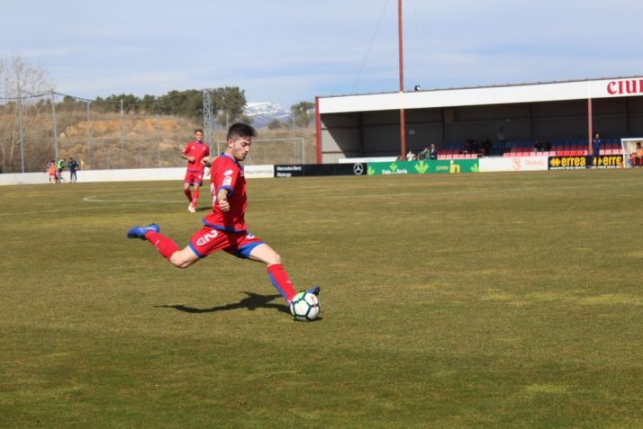 David Clavero se dispone a golpear un esférico en Soria. Imagen del propio futbolista en sus Redes Sociales