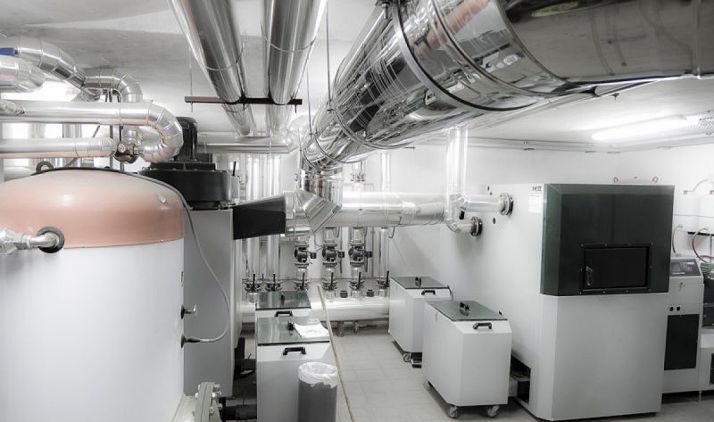 Un sistema de calefacción y agua caliente de Rebi alimentado por biomasa.