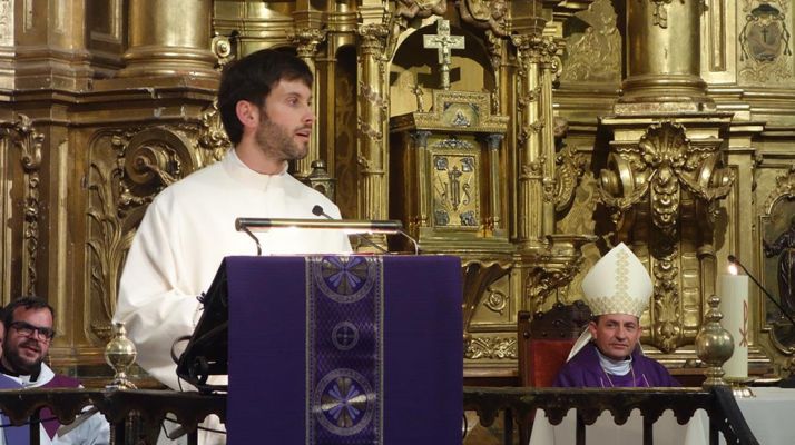 García Izquierdo, en su intervención durante la ceremonia en presencia del obispo. /DOS