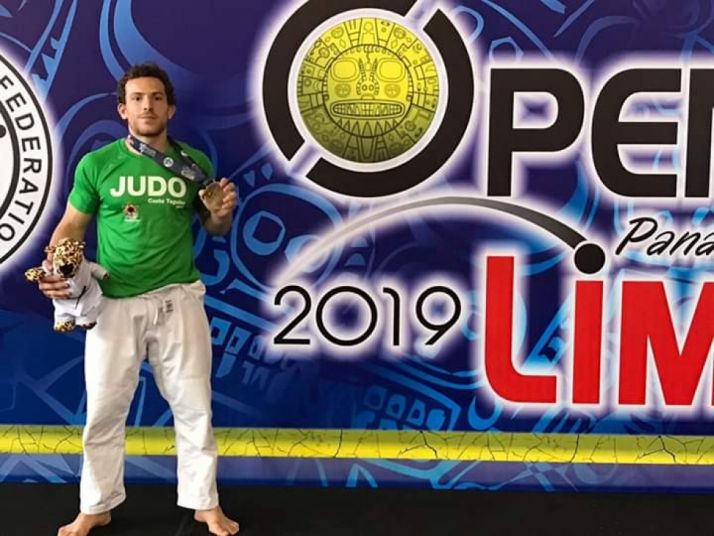 Alexis Rosa muestra la medalla de oro obtenida en Lima. 