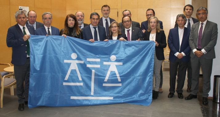 Decanos y consejeros tras el acuerdo del pleno del CRACYL. En el centro su presidente, Julio Sanz Orejudo con la decana soriana, Soledad Borque. 