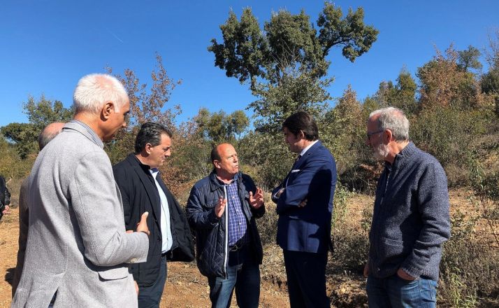 El consejero (2º dcha.) en su visita a Valdelosa. 