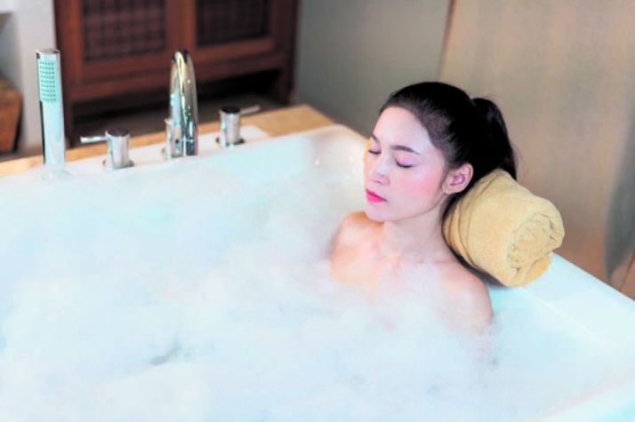 Relax en la bañera. Imagen de archivo