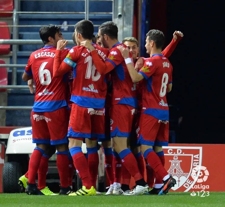 Los jugadores rojillos celebrando el gol. LFP