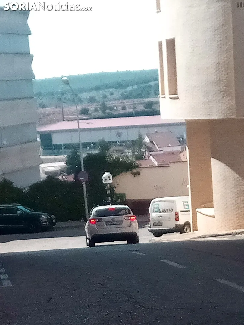 El automóvil de Apple Maps recorriendo las calles del Calaverón. /SN