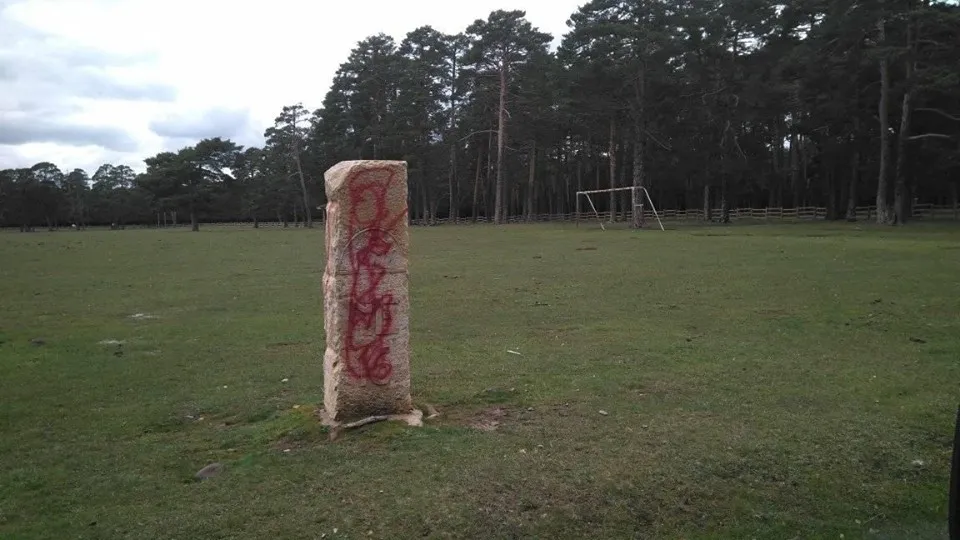 Foto 2 - El arco del campamento de La Nava de Covaleda, v&iacute;ctima de un acto vand&aacute;lico