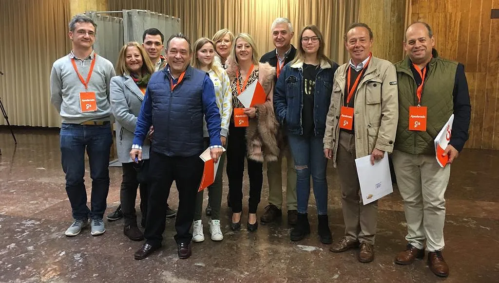 Los candidatos de Cs, en el ayuntamiento de la capital para depositar su voto en grupo.
