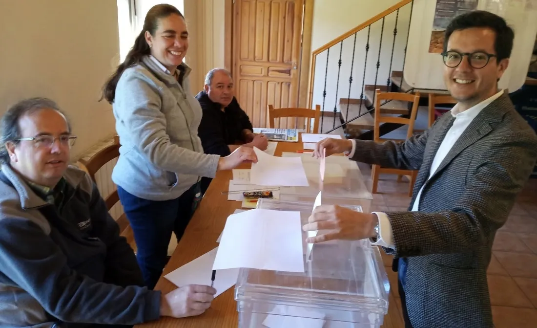 Tomás Cabezón, candidato del PP al Congreso, a la hora de votar en Castilfrío de la Sierra. 