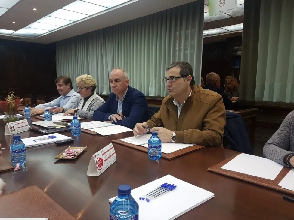 Miembros de la Cámara y de Vox en Soria durante la reunión. /CCIS