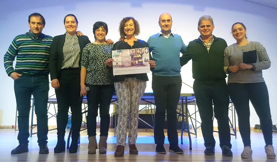 La ganadora, en el centro con el cheque junto a comerciantes y responsables municipales. 