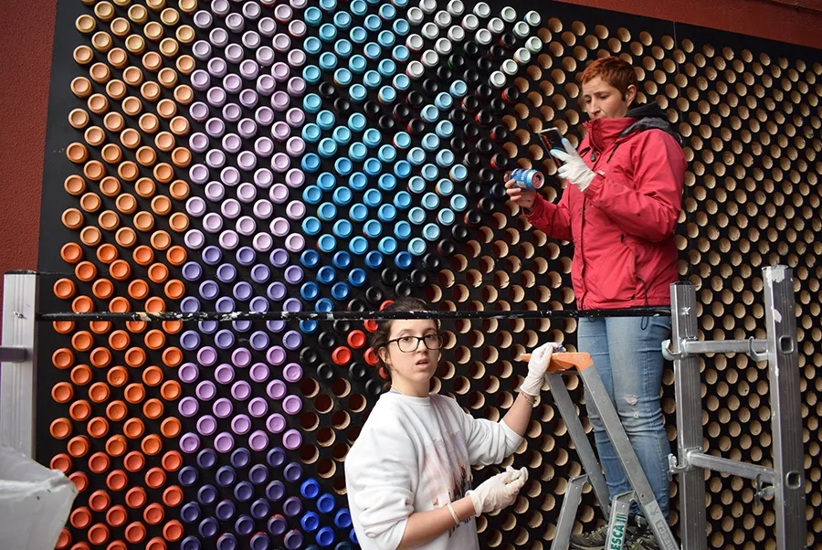 Foto 7 - 2.500 latas para elaborar un mural en el Centro C&iacute;vico B&eacute;cquer