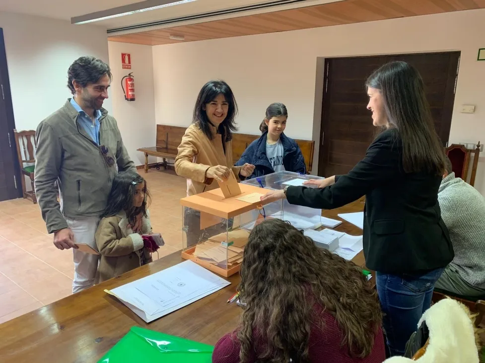 Laura Prieto, segunda al Senado por el PP, ante las urnas en Garray, su localidad natal.