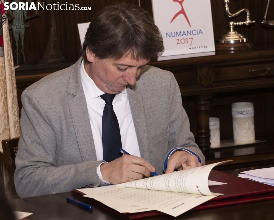Rúbrica de los convenios. /Jamín Malvesado