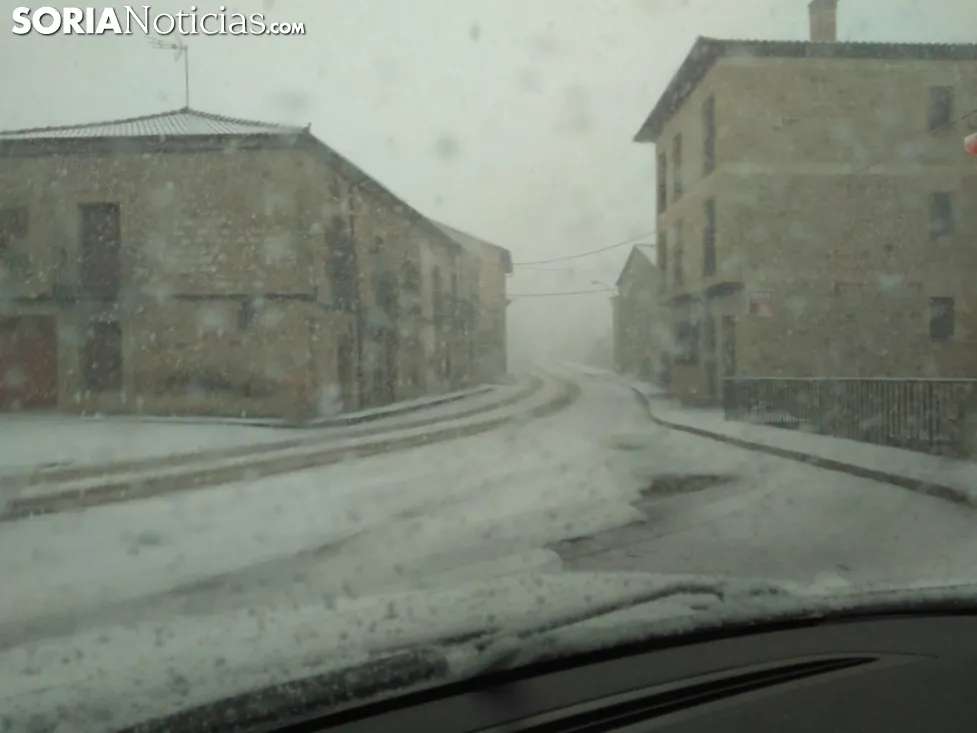 La nieve ha vuelto a cubrir de blanco Duruelo de la Sierra.