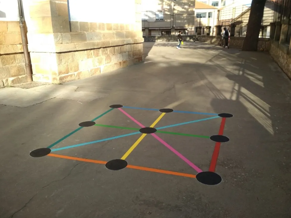 Foto 2 - Los colegios eligen los juegos dibujados en sus patios de la mano de los Presupuestos Infantiles