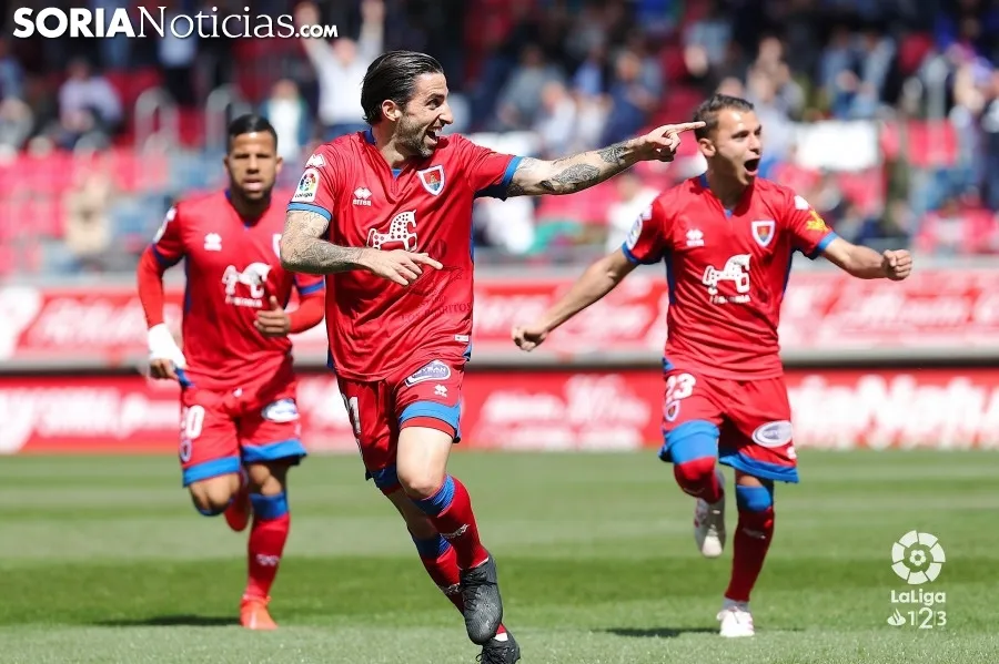 Los jugadores rojillos celebran el primer tanto. LFP