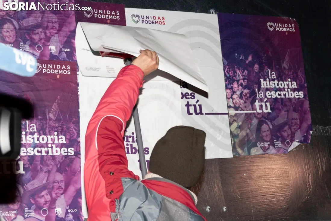 Pegada de carteles. /Jasmín Malvesado