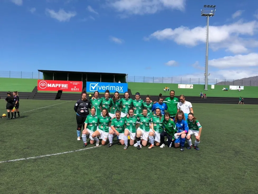 Foto 2 - El San Jos&eacute; Femenino de f&uacute;tbol levanta su primera copa al ganar el torneo Carnaval El Paso en La Palma
