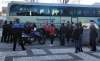Presencia policial ante el autobús tras los daños ocasionados. /SN