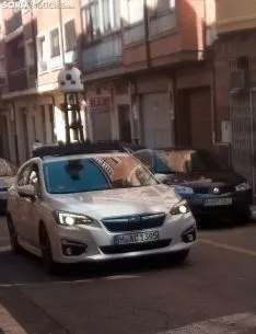 El automóvil de Apple Maps recorriendo las calles del Calaverón. /SN