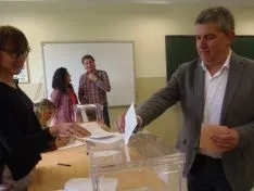 Javier Antón, del PSOE al Congreso, votando en el Pico Frentes
