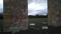 Foto 4 - El arco del campamento de La Nava de Covaleda, v&iacute;ctima de un acto vand&aacute;lico
