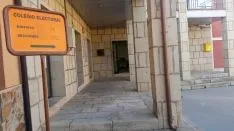 Entrada al colegio electoral de Almenar, donde 236 vecinos tienen derecho a voto. 