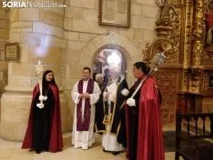 Foto 17 - Fotos y v&iacute;deos: La lluvia obliga a Las Ca&iacute;das a celebrar su V&iacute;a Crucis en San Pedro