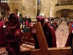 Foto 27 - Fotos y v&iacute;deos: La lluvia obliga a Las Ca&iacute;das a celebrar su V&iacute;a Crucis en San Pedro