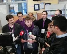 Juan Carlos García atiende a los medios informativos tras votar a las 9:30 horas. 
