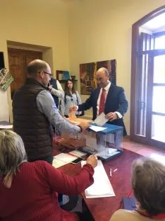 Jesús Manuel Alonso, candidato al Senado por el PSOE, materializa su voto en Ágreda.