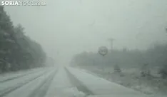 La nieve ha vuelto a cubrir de blanco Duruelo de la Sierra.