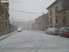 La nieve ha vuelto a cubrir de blanco Duruelo de la Sierra.