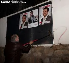 Pegada de carteles. /Jasmín Malvesado